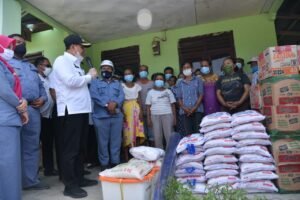 Bupati Bersama Ketua TP PKK Beri Bantuan Korban Puting Beliung