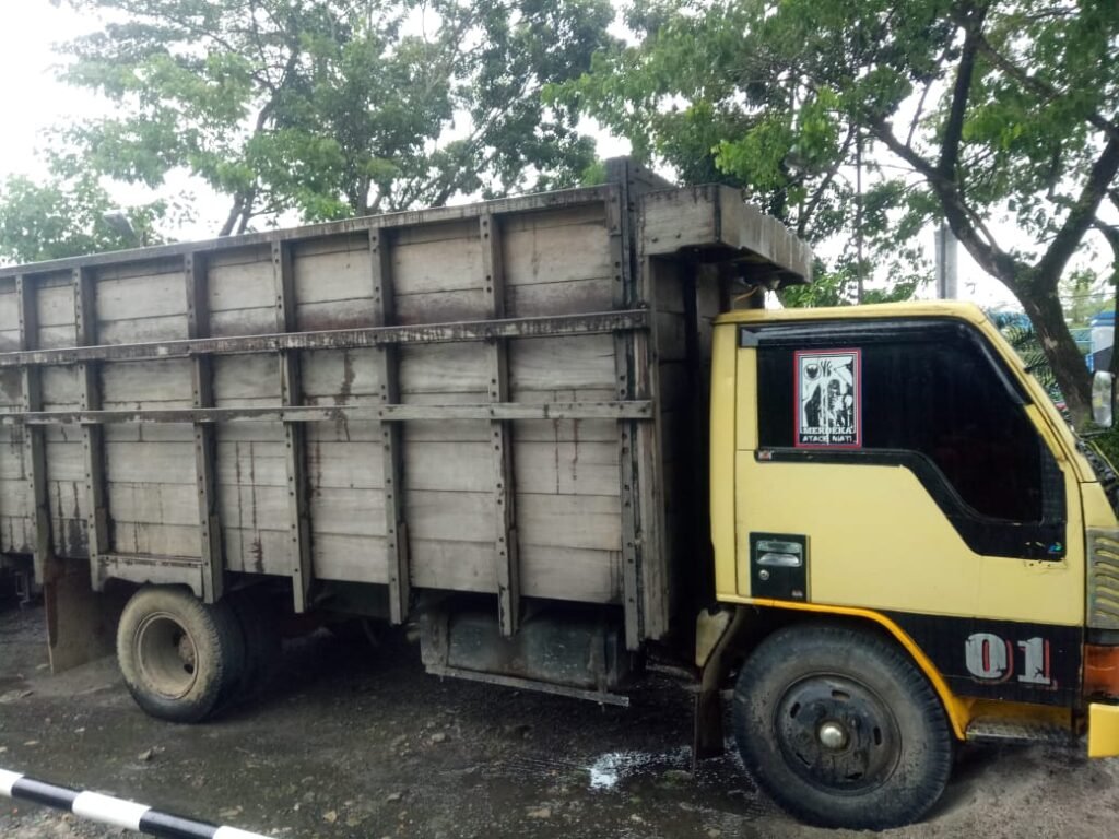 Di Polsek Kualuh Hulu, Truk Pembawa Kayu Olahan Ditahan