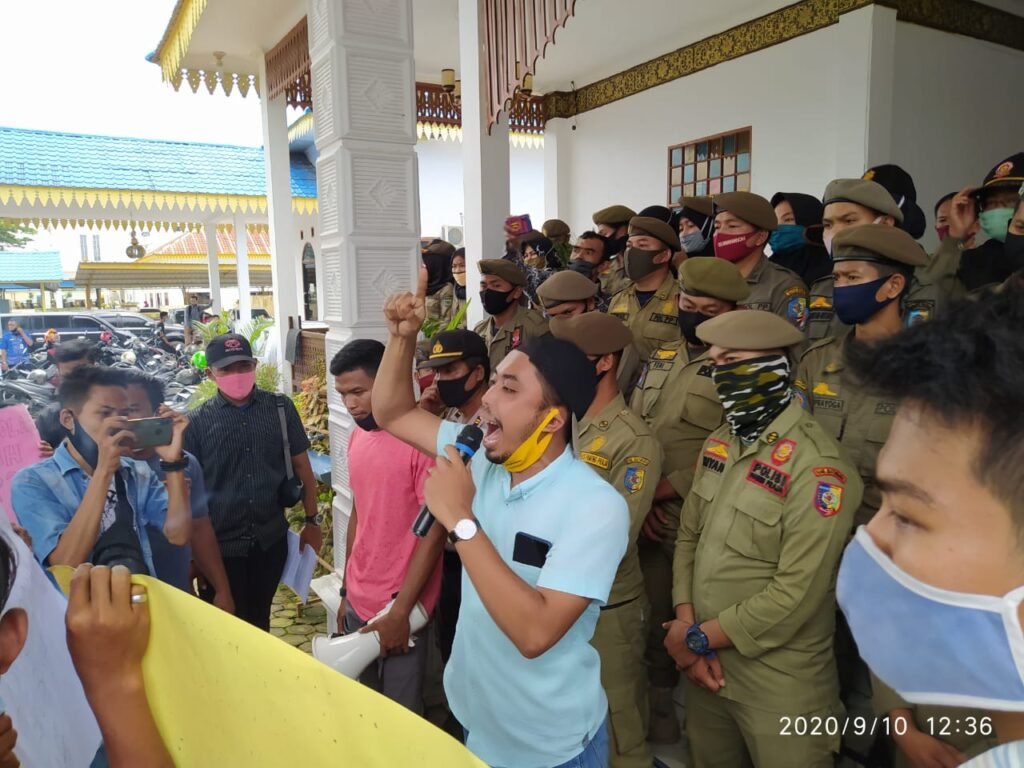 ‘Ratusan Masa’, Minta Kadisdik Batubara Dicopot