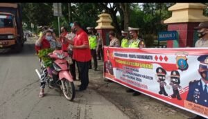 Polsek Kualuh Hulu Bagi Masker ke Masyarakat Labura