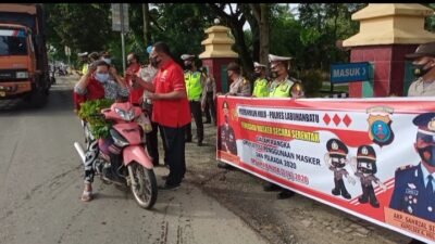 Polsek Kualuh Hulu Bagi Masker ke Masyarakat Labura