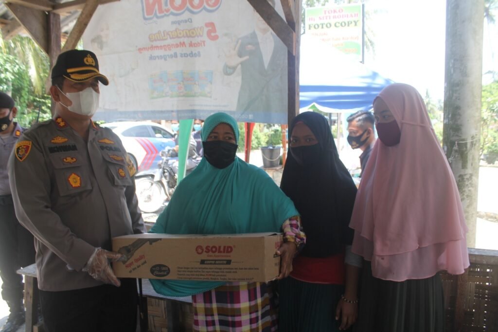 Kapolres Bantu Pedagang Goreng Desa Perupuk Batubara