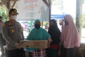 Kapolres Bantu Pedagang Goreng Desa Perupuk Batubara