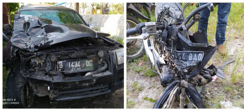 Nekat Lawan Arus, Pemotor Bonceng Tiga Tabrakan Minibus Ford Everest