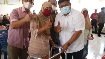 Road Show 4 Kecamatan, Bupati Serahkan Bansos Lansia dan Disabilitas Labura
