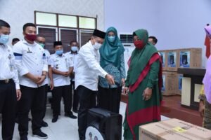 Bupati Bersama Ketua TP PKK Salurkan Wireless
