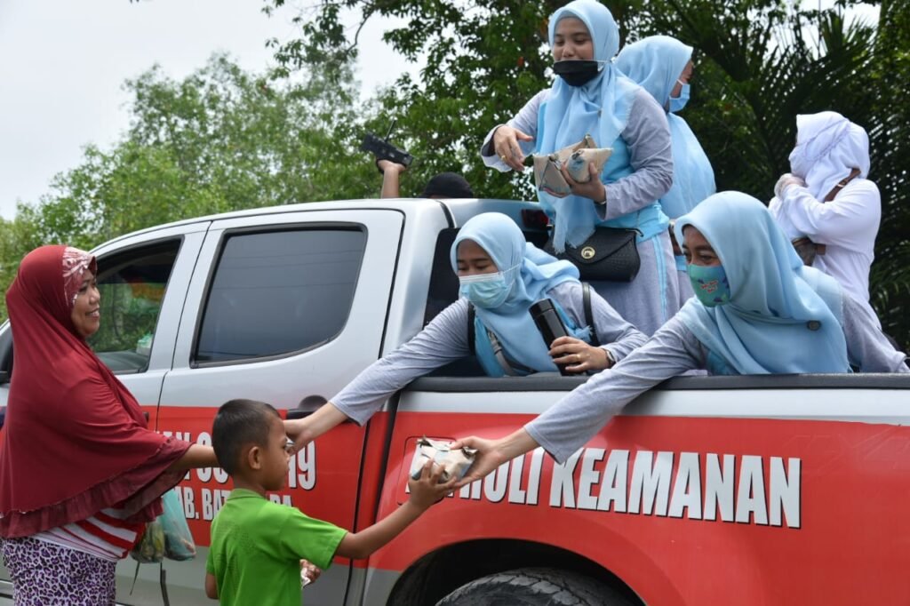 Berkah Jum’at, Ketua TP PKK Batubara Bagi Makanan di Nibung Hangus
