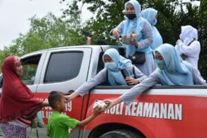 Berkah Jum’at, Ketua TP PKK Batubara Bagi Makanan di Nibung Hangus