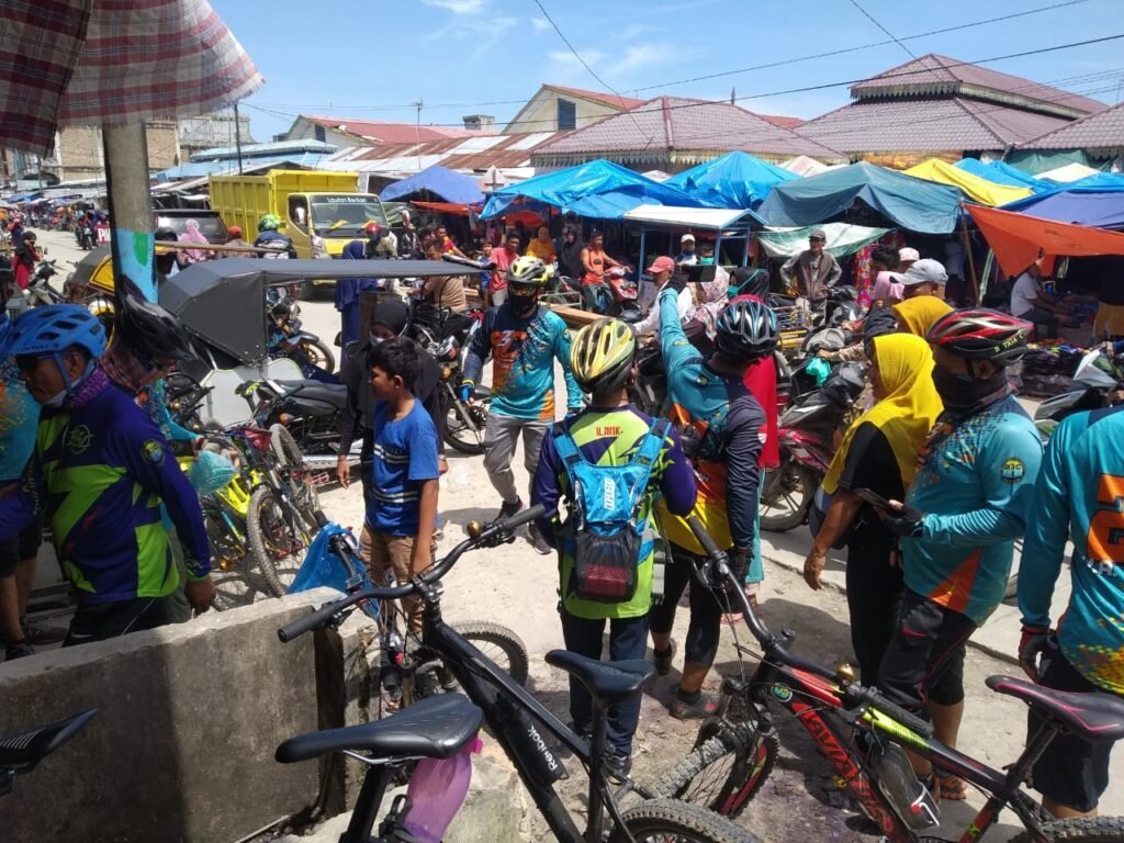 Ali Hatta Bagi Masker ke Pedagang Pasar Tradisional Inpres Tanjung Tiram