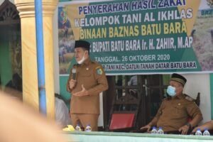 Bupati Beri Hadiah Umroh Dua Petani Batubara