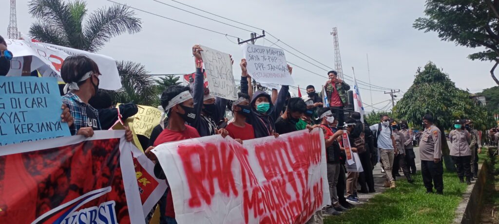 Kapolres Minta Personil Bertindak Persuasif Dengan Pendemo Batubara