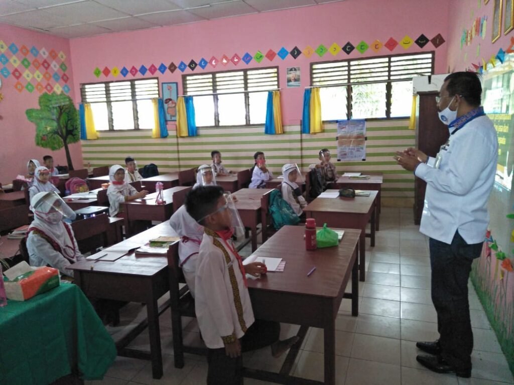 Tinjau SDN 14 Mangkai Baru, Kadisdik: Guru dan Kepsek Jaga Kekompakan