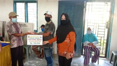 Pemdes Kapal Merah Salurkan BLT DD Bulan 5 dan 6