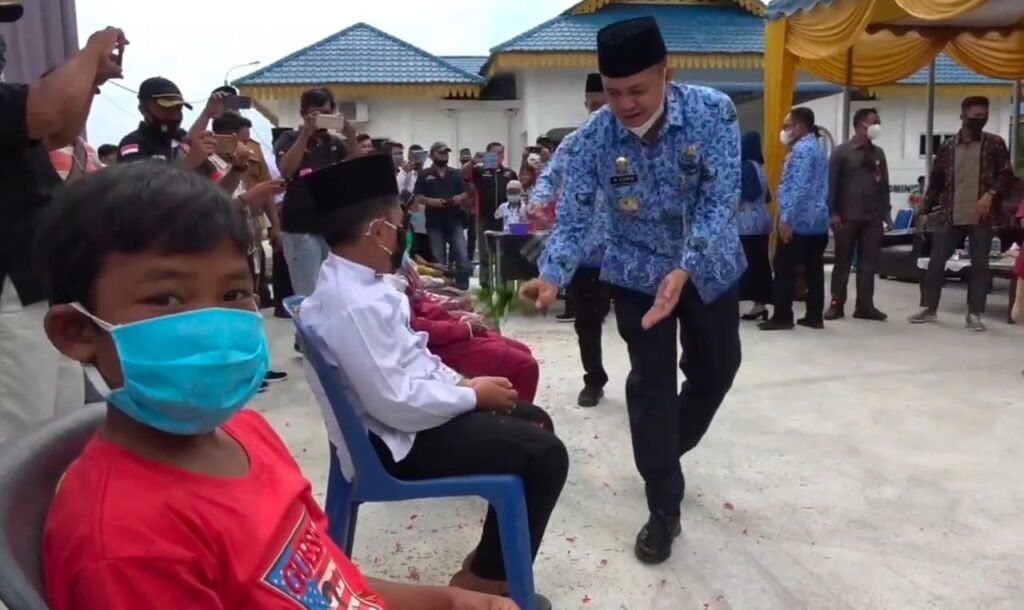 Bupati Tempung Tawar 172 Anak Yatim di Khitan Masal