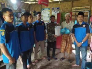 Peduli Dampak Covid-19, Karang Taruna Desa Pahang Bagi Sembako