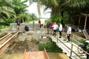 Bupati Batubara dan Ketua DPRD Tinjau Bangunan Jalan dan Jembatan
