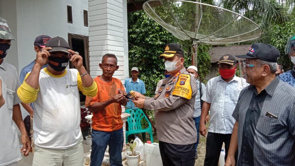 Kapolres Batubara Berikan 1.400 Liter Pupuk Asap Cair ke Petani