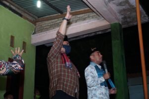 Meski Hujan Lebat, Masyarakat Desa Meranti Omas Labura Tetap Semangat Bertemu Hebat