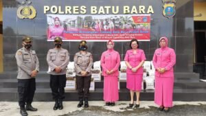 Peduli Korban Banjir, Ketua Bhayangkari Batubara Serahkan 100 Paket Sembako