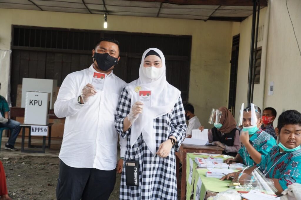 Hendriyanto Bersama Istri Nyoblos di TPS 01 Aek Kota Batu Labura