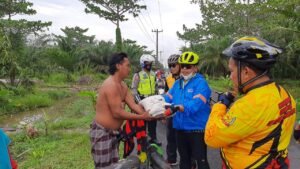 Gowes 14 Km, Kapolres Batubara Sedekah ke Korban Banjir