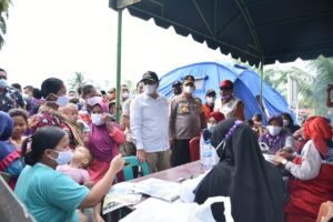 Bupati Bersama Kapolres Tinjau Posko Banjir Batubara dan Berikan Beras