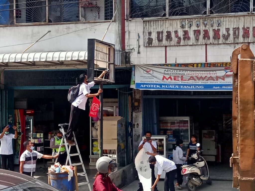Papan Reklame di Batubara Tak Bayar Pajak di Bongkar