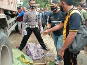 Dilindas Ban Tronton Material Proyek, Kakek Patah Kaki, Cucu Tewas