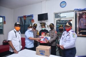 Bupati dan Kapolres Beri Makan Tambahan di Pos Nataru Batubara