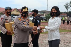 Kapolres Batubara Bagi Paket Natal, Masker dan Suplemen Probiotik