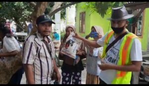 Peduli Masa Pandemi, Bupati dan Kapolres Bagi Beras di Desa Sukaraja Batubara