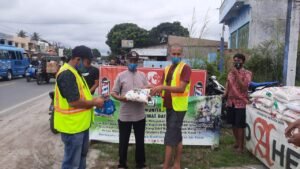 Bupati dan Kapolres Berbagi Beras di Dusun Kelembis Air Putih Batubara