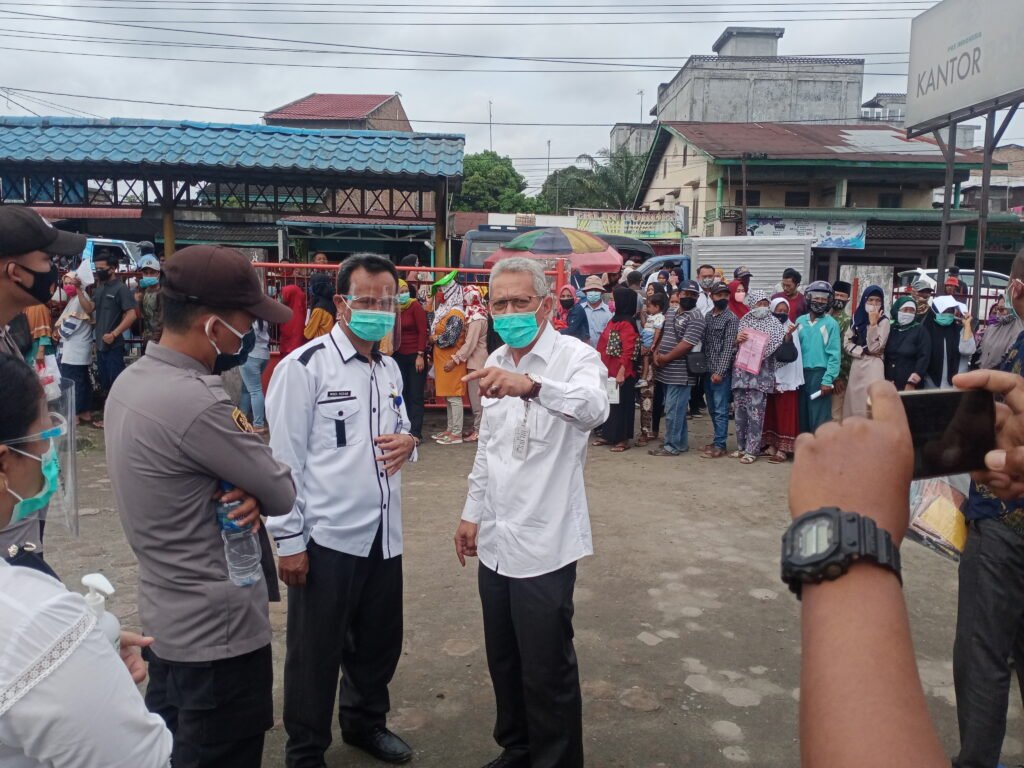 Abaikan Prokes, Warga Berdesakan Saat Terima BST di Kantor Pos Lima Puluh Batubara