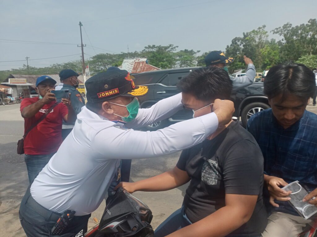 Dishub Batubara Bagi 5000 Masker dan 200 Stiker ke Pengemudi Bus
