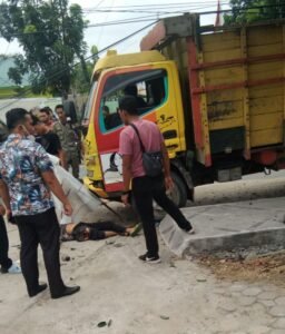 Mobar Truck Colt Diesel Tabrak Tiang Telkom, Pejalan Kaki dan Pengendara Vario
