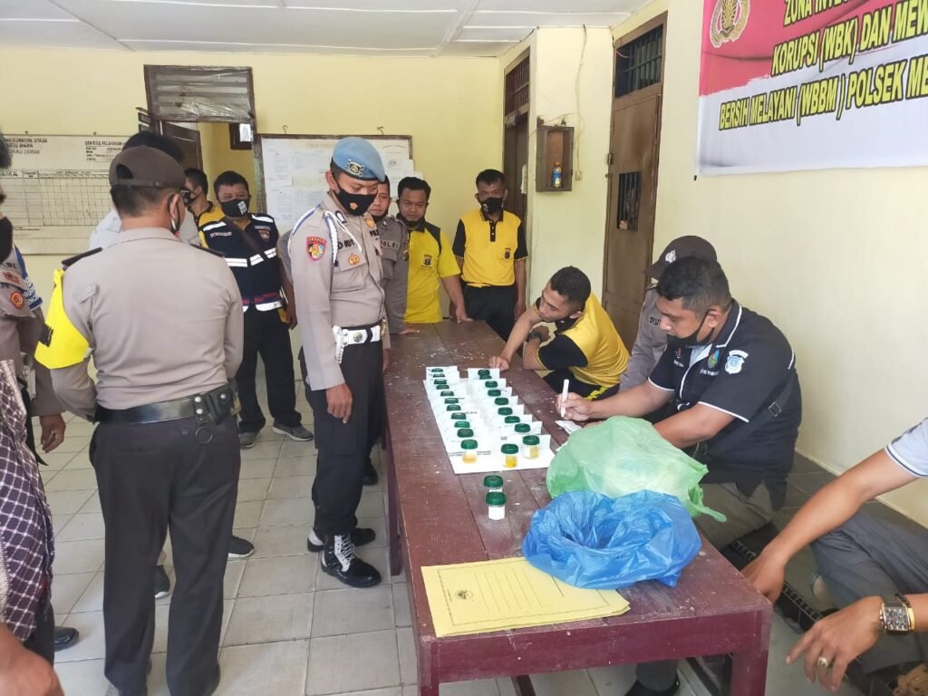 Antisipasi Penggunaan Narkoba, Polsek Medang Deras Batubara Tes Urine Personel