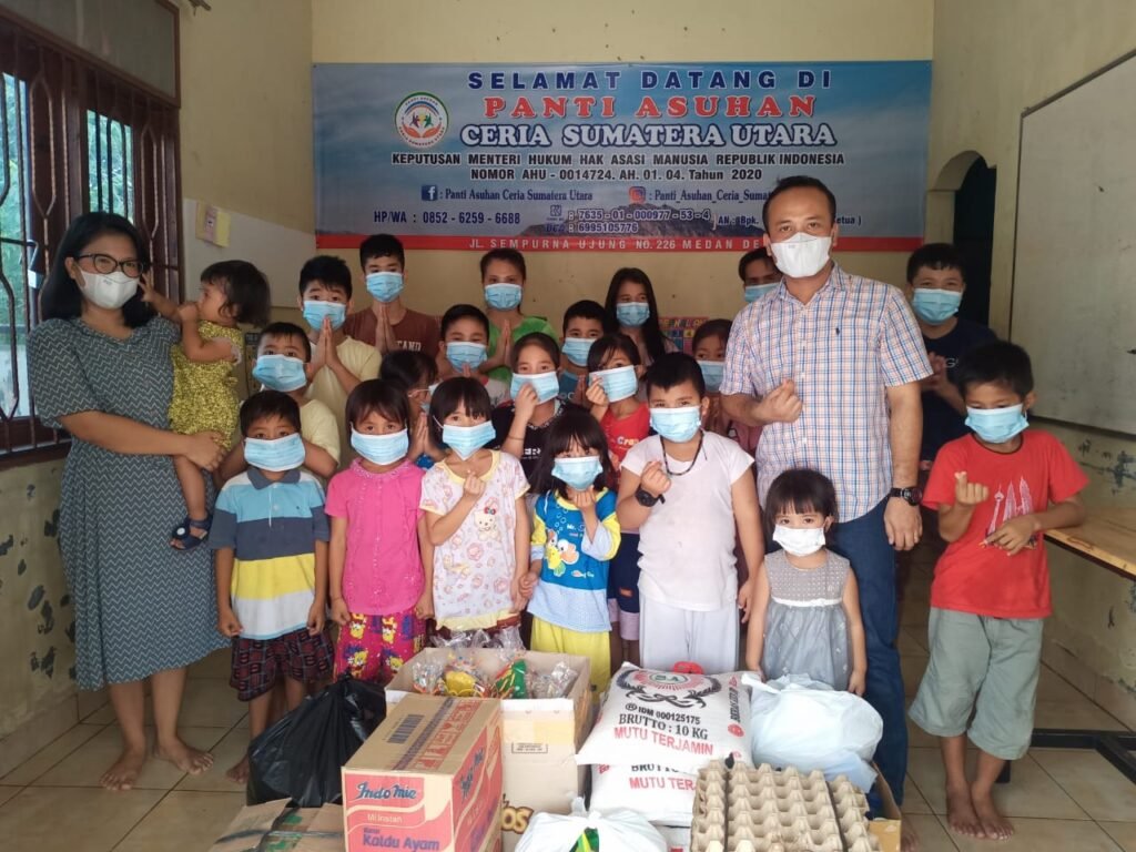 AKP Niko Siagian Didik Anaknya Berbagi di Panti Asuhan Ceria Sumut