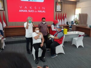 Bupati Batubara Disuntik Vaksin Covid-19