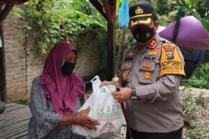 Kapolres Bagi Beras Door to Door di Desa Bulan -Bulan Batubara