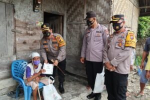 Kapolres Batubara Berikan Bansos Kapoldasu ke Desa Air Hitam