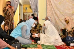 Maya Indriasari Tazkiah ke Rumah Syamsiar di Desa Simpang Dolok Batubara