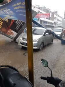 Di Labura, Reklame Tumbang, Mobil Inova Warga Medan Ringsek