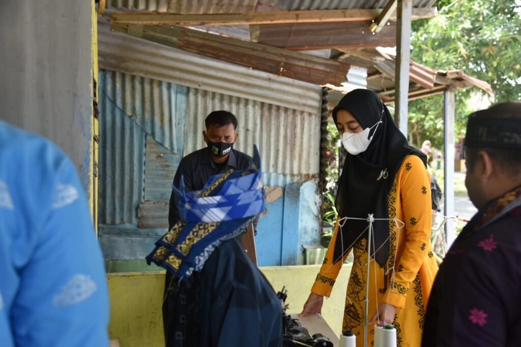 Ketua Dekranasda Serahkan Bantuan Untuk Perajin Tengkuluk Batubara