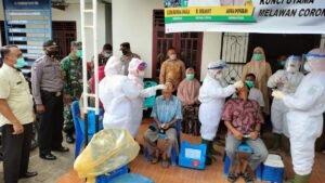 Swab Massal di Desa Pulo Dogom, Kapolsek Himbau Warga Patuh Prokes