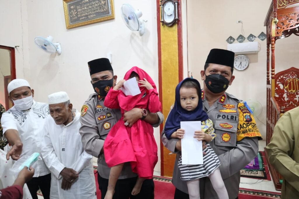 Di Mesjid Baiturrahman Desa Suka Maju, Kapolres Batubara Bagi Beras