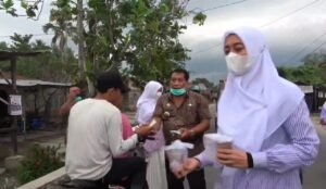 Istri Bupati Batubara Bagi 700 Bungkus Takjil di Sei Balai