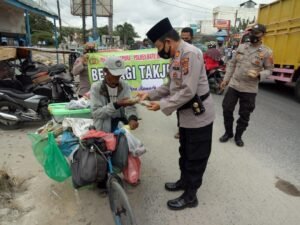Kapolsek Indra Pura Bagi Takjil Kapolres ke Supir dan Abang Becak