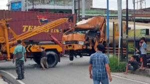 Di Batubara, Truk Tangki Tabrak Tiang Iklan dan Pos Lantas, Kernet Kritis