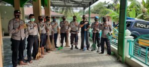 Polisi Bersih Mesjid di Desa Tanjung Kubah