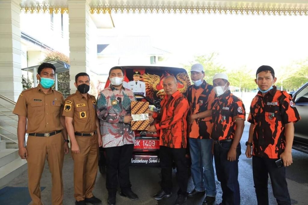 Bupati Bersama Wabup Serahkan Mobil ke MPC PP Labura